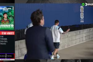 无缘卫冕！梅西赛后低头离开球场，摆了摆手似乎婉拒了记者采访