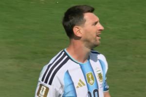 半场0-0！半场结束后镜头给到梅西，他正朝着一个方向抱怨着什么