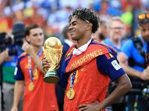 世体：展望2026年金球奖，亚马尔有望成为史上最年轻的金球先生