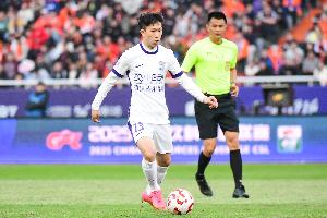 记者：今年夏窗有好几家俱乐部想要李永佳，但津门虎队舍不得放