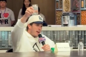 举杯畅饮！里夫斯在宴会上大秀中文：“吃好喝好”