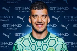 二门就位！TA：曼城签34岁门将鲁利，转会费200万欧与马赛达协议