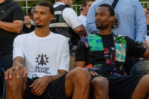 传统马刺艺能！文班&巴恩斯参加活动 前者与小孩下国际象棋